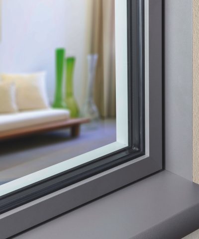 Ventana moderna con perfil de aluminio y gran entrada de luz natural